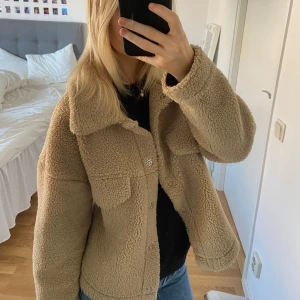 Teddy-Jacka - Jag säljer min mysiga brun-beiga teddy-jacka från GinaTricot i storlek XS som är helt perfekt nu till hösten. Den är använd, men fortfarande i mycket bra skick. Den går att knäppa. Säljer den för 180. 🍂🤎 
