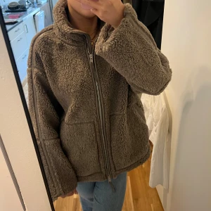 Teddy jacka  - Teddy jacka från hm, helt ny med lapp kvar. Slutsåld på hm 
