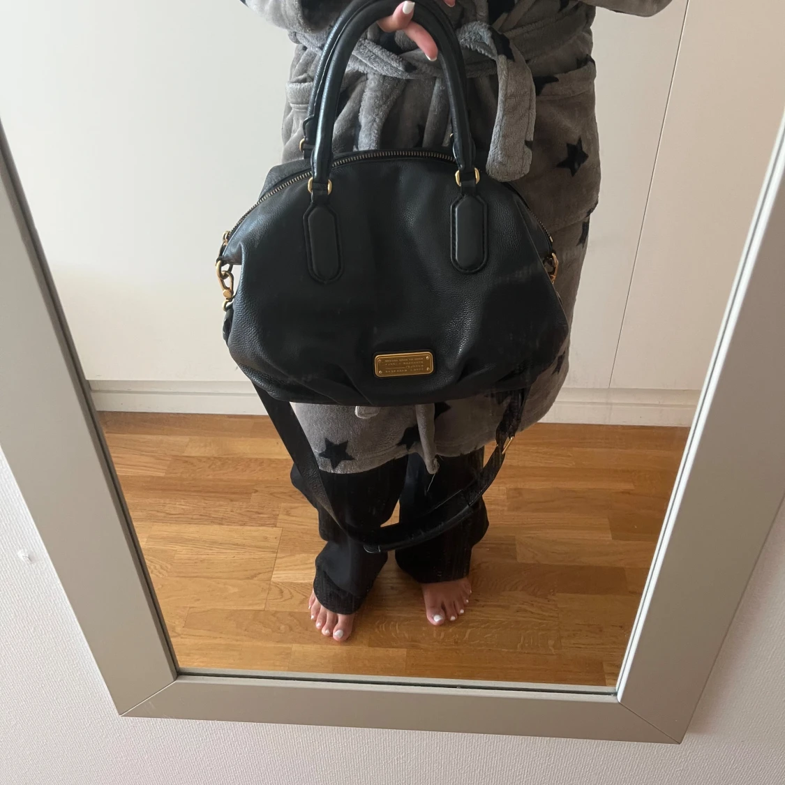 Svart handväska med gulddetaljer - 90