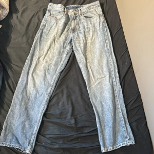 Vailent loose fit jeans - hej, säljer mina blåa vailent loose fit jeans då jag köpte fel storlek, endast använda en gång nypris: 700kr