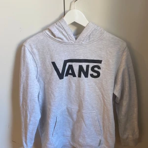 Grå Vans hoodie - Bra skick, har använt några gånger. Passar bra på personer 160-165