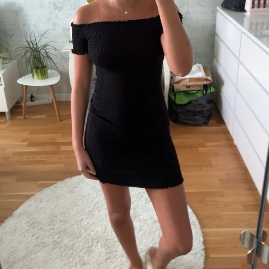 Svart off shoulder klänning