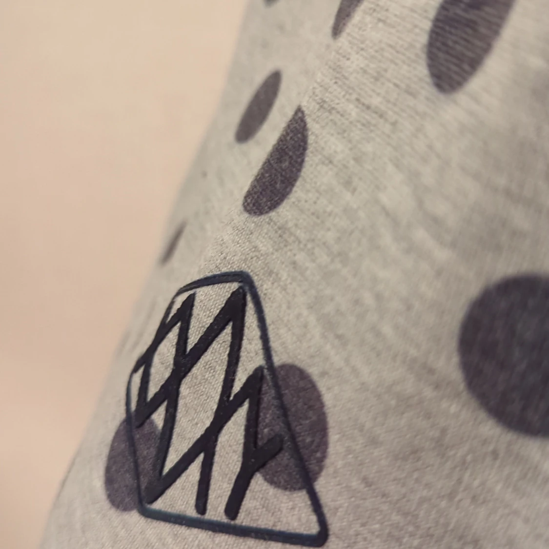 Grå prickig tröja med mönsterdetalj - 91