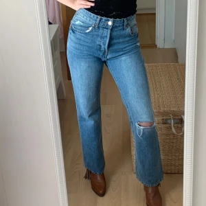 Ljusblåa bootcut jeans  - Ljusblåa Bootcut jeans från HM i storlek S-XS, 36. Helt nya. Originalpris 299kr, jag säljer nu för 230🌸 pris går att diskutera. 