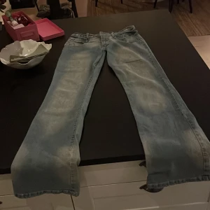 Lågmidjade jeans - Skitsnygga lågmidjade jeans som är i bra skick  Midjemått:36 Innerbenslängd:85 Kan tyvärr irne visa dom på för de är för små