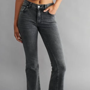 Jeans - Low waist jeans från gina är lite slitna längst ner men annars som nya 