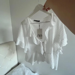 Vit blus från zara - Säljer denna vita blus från Zara då den inte kommer till användning längre! Storlek xs och i jättebra skick!   Lånade bilder, skriv för fler!