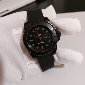 Seiko mod - En Helt nybyggd och väldigt unik seiko mod    Klocka i rostfritt stål    Safirglas    Seiko NH36 urverk med både dag och datum.   Glasbaksida för att se urverket snurra   Bekvämt gummiband