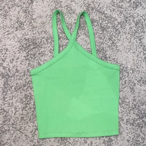 Grönt topp - Säljer denna gröna topp från Gina Tricot i storlek xs💚