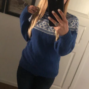 Blå stickad tröja med mönster - Säljer en supermysig blå stickad tröja med ett snyggt vitt mönster runt halsen. Använd en eller 3 gånger är i ny skick säljer den ganska dyrt då den är stikad hema med riktigt ull.pris går att förhandla kontakta mig om du har flera frågor.