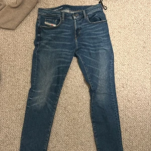 Diesel Jeans  - Ny köpa Diesel jeans i mörk blå med passform slim och storlek 31/32 , nästan helt nya. 