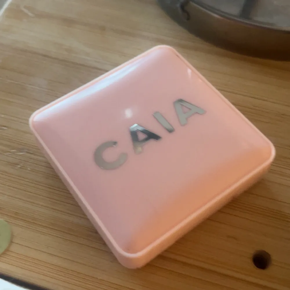 Cai blush i Pink Lemonade super fin rosa färg  men kommer inte till användning längre! Använd men mycket kvar & tyvärr har den lossnat från själva förpackningen vilket är ganska vanligt 😅💕. Skönhet.