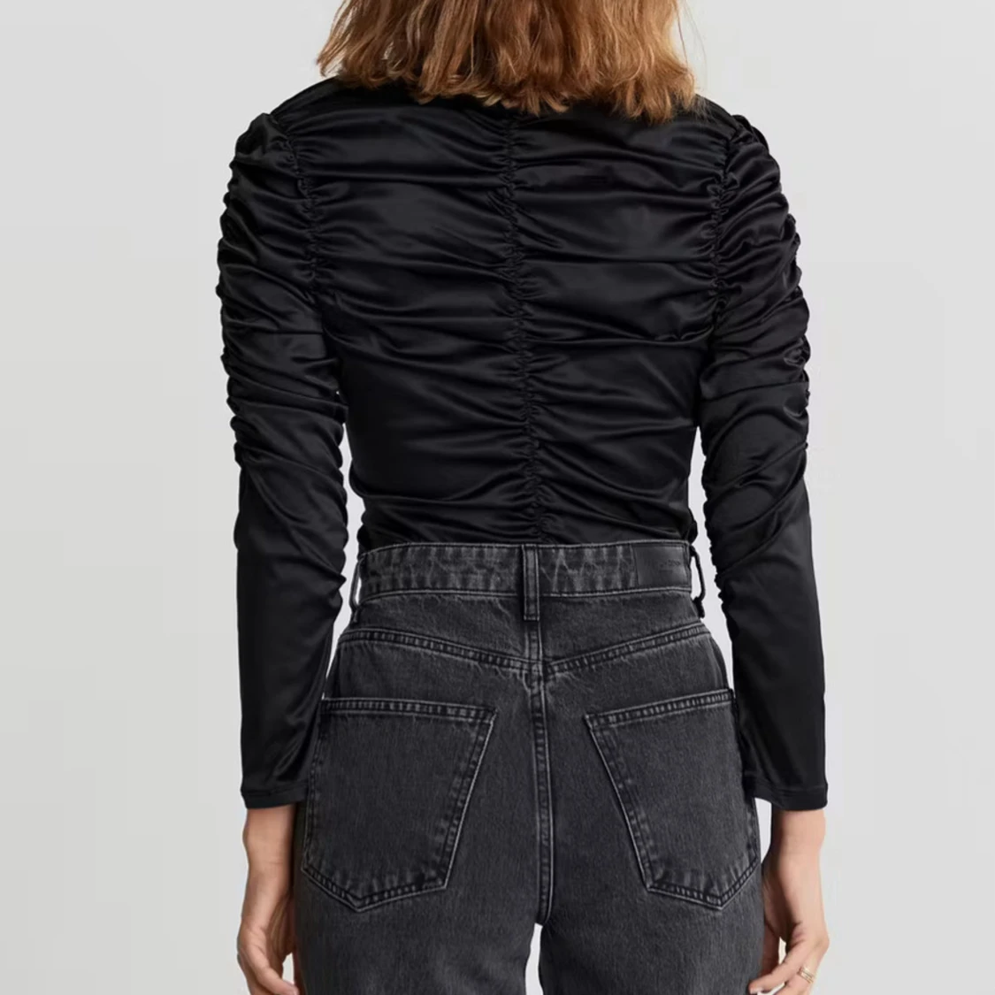 Svart satinblus med rynkdetaljer - 92