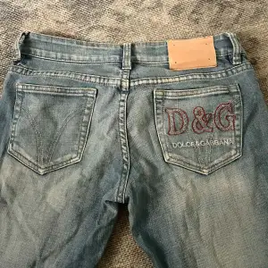 såå snygga lågmidjade bootcut jeans från dolce & gabbana som inte kommer till användning💘 i fint skick! passar någon som är ca 165cm midjemått - 36cm💘