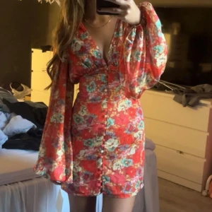 Adoore klänning - Kort trändig adooreklänning, köpte den i stockholm men var tyvärr för liten, nypris ca 1200kr (helt oanvänd) lånad första bild