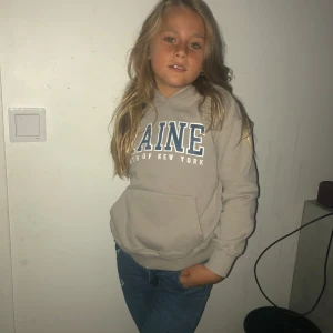 Beige sjocktröja 🧥 - Beige sjocktröja med ordet Maine på tröjan med blå och vit färg  🧥