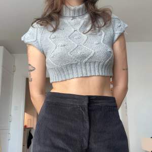 söt liten stickad croptop! väldigt skön och mysig :)