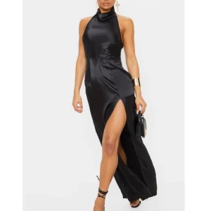 Satin maxiklänning - Maxiklänning i satin.  Köpt 2020 på prettylittlething, finns inte att köpa längre. Aldrig använd, endast testad.  300kr inkl frakt Storlek 36