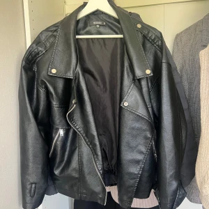 Missguided oversize skinnjacka - Skinnjacka köpt på Nelly från missguided för flera år sedan. Finns inte att köpa längre. Väldigt sparsamt använd, endast fåtal gånger.  Säljer för 450kr inkl frakt. Storlek 36.