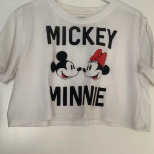 Vit topp med tryck - Skön mickey och minnie tröja från Disneyland i storlek M