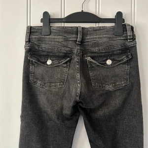 Gina Young bootcut lågmidjade - Snygga lågmidjade jeans från ginatricot i storlek 158. Svart/grå. Fint skick!