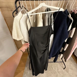 Svart långklänning Zara  - Endast använt klänningen 1 gång på min bal. Superfin svart långklänning i siden som på sidan är lite insydd som blir som volanger. Har även en slits. Storlek S och sitter perfekt på mig som är ca 164☺️☺️