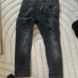 Dsquared byxor - Hej! Jag vill sälja min byxor som är i fint skick. Dessa byxorna är köpta i vuxenstorlek men har förminskat de till barn storlek som är 156.