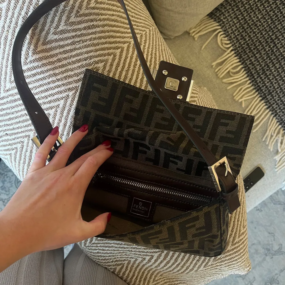 Säljer min fina fendi baguette bag. Skriv för mer information 🤍. Väskor.