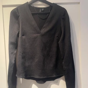 Svart blus  - Säljer denna jättefina blus ifrån vero Moda. Storlek s. Nypris ca 400kr. Nyskick då knappt använts.