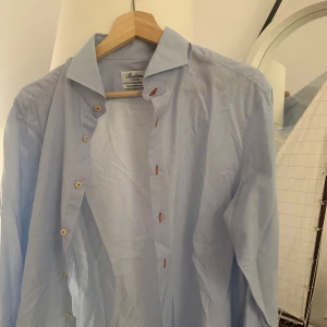 Stenströms skjorta - Stenströms skjorta i grymt skick. Strl L (42) men kan passa M också. Otroligt bra skick, inga defekter. Hör av er vid ev frågor🫡