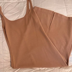 Figurnära klänningar Zara strl S/M. - Figurnära klänningar från Zara i storlek S/M. Finns i färgerna: nude,svart,grå och gul. Mjukt material. Endast använda vid ett tillfälle. Pris: 150kr st eller alla 4 för 500kr  