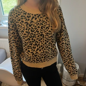 Stickad leopardtröja  - Väldigt fin stickad tröja från HM storlek S, fint skick😍