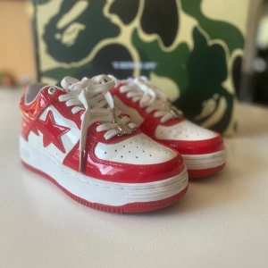 Bapesta sneakers - Ett par röda bapesta skor i ett bra skick (använt bara en gång). Köpte för ett halv år sen och ångrar mitt köp. 🐐✨