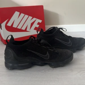 Nike air vapormax  - Jag säljer mina vapormax för dom är för små. Skick 8/10 storlek 41. Jag hittade inte original boxen så tog en NIKE låda. Pris kan även diskuteras. Det är bara att höra av sig vid frågor. 