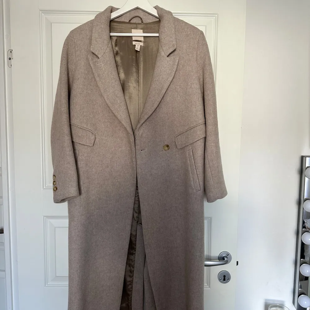 Kappa ifrån H&M i wool blend (premium selection) med slit i bak, säljer då den tyvärr är för liten för mig. Fattas en knapp på insidan (se bild) men tillkommer extra knappar man kan sy på själv om det önskas. Nypris ca 1300kr.. Jackor.