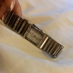 Silver klocka - Super snygg slivrig armklocka, säljs då jag är mer guld tjej🙏