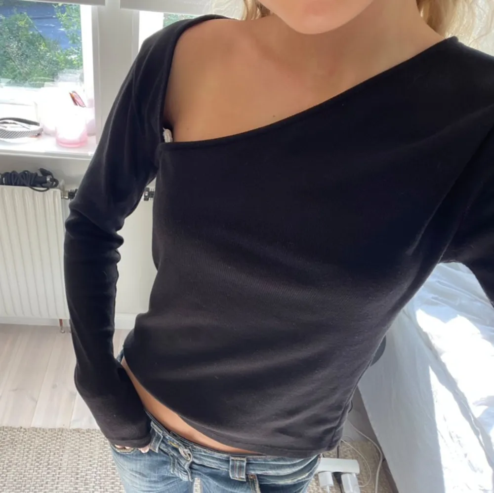 Säljer denna superfina långärmade toppen med asymmetrisk skärning från asos i storlek M.💗. Yläosat.