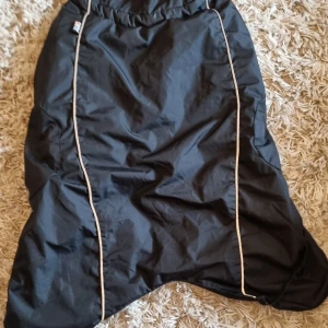 Svart och grön jacka - Varm hundjacka till mellanstor hund, ex beagle, cockerspaniel, pudel. Innerdel är fleece material och ytterdel polyester. 42cm från hals till svansrot. 