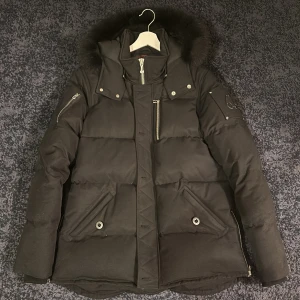 Moose knuckles Vinterjacka herr - Storlek L Svart päls Använd i endast 1 månad finns en liten repa på märket men är knappt synligt och jackan är i övrigt som ny Nypris 12500kr   