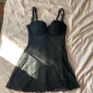 unik topp - en jättefin topp. små detaljer med blommor. jag säljer den då jag inte fått användning för den. köpte på vinted för 280kr. passar bra på mig som är storlek S/M. pris kan diskuteras!!💘