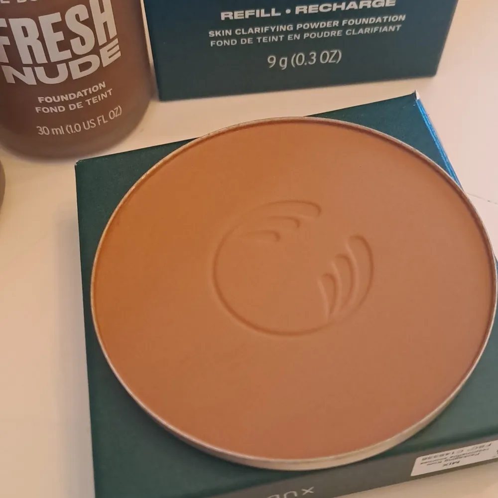 Säljer helt nya** *2fresh nude foundation i deep N1. Samt  *2st  tea tree face base refill fondation puder. 4st totalt ( 2+2) 2 av varje. Ordinarie pris 202 för puder och 279kr för foundation.(762kr)nypris. ** finns i fler färger  . Skönhet.