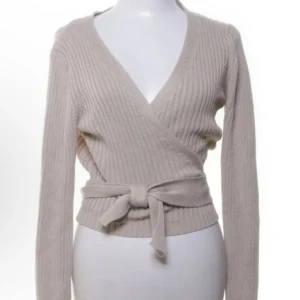 Omlott kofta - Beige omlott kofta från NAKD köpt från sellpy i storlek S passar XS, bra skick!