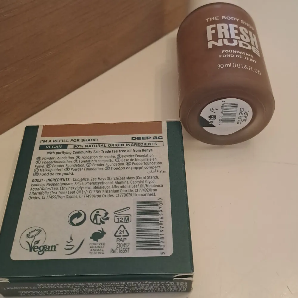 Säljer två produkter från The Body Shop. Först har vi 'Fresh Nude Foundation' i en 30 ml flaska, perfekt för en naturlig look. Sedan har vi 'Tea Tree Face Base', en puderfoundation med tea tree-olja, i nyansen Deep 2C. Båda produkterna är veganska och innehåller naturliga ingredienser. Perfekt för dig som vill ha en fräsch och jämn hudton!. Skönhet.