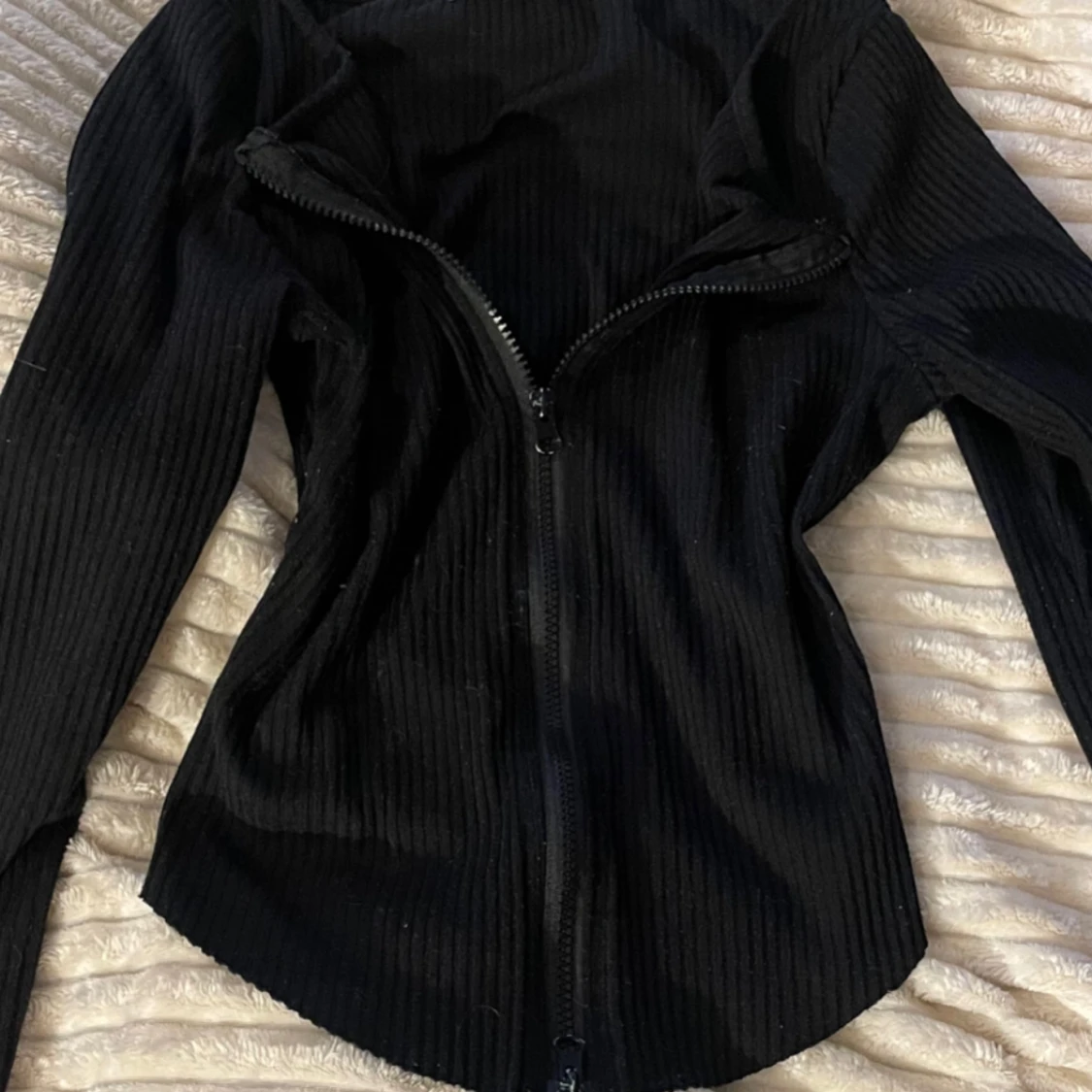 Svart top med dragbar dragkjedja 