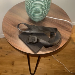 Stone island skärp 110 - Snyggt Stone island skärp där du kan justera längden lätt utan hål Nyskick  Aldrig använda Skicka pm vid frågor!