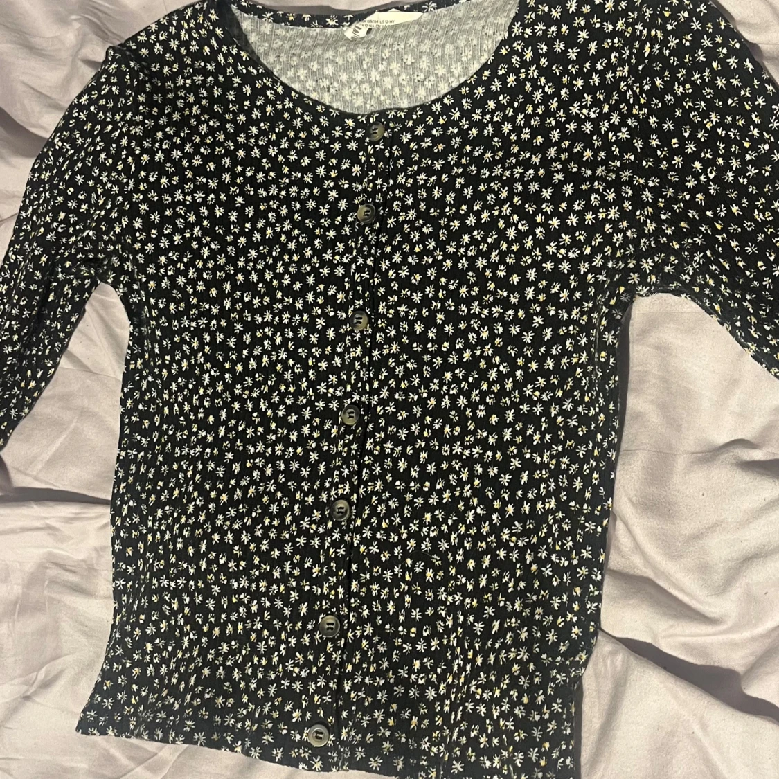 Blommig H&M topp med knappar