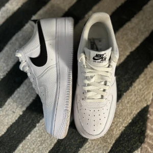 Nike air force 39 - Nike Air force 39, beställda på Zalando (kvitto finns om det önskas) Min dotter hade dem i en halvtimme ute när hon upptäckte att dem är försmå så vi kunde inte returnera dem tyvärr, men dem är nästan nya. Priset är inte hugget i sten. /Årstaberg 