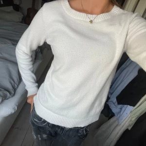 Vila stickad tröja  - Säljer min vila stickade tröja som tyvär är lite liten för mig. Så fint skick på den och perfekt till hösten 😍😍