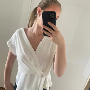 Blus - Zara blus, aldrig använd  Har en fläck som syns på sissta bilden men går säkert bort i tvätten ❤️ tveka inte att skriva❤️