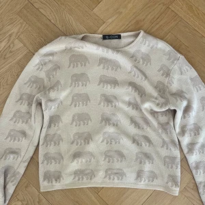 Gul/ beige stickad tröja elefanter - Supermysig stickad tröja i fin gul/beige nyans som inte blir nopprig! Perfekt till våren! 🪷💕 Den är i mycket bra skick, förutom namnlappen som har gått av på ena sidan. Men den är bara att sy på/dra av så är problemet löst! 